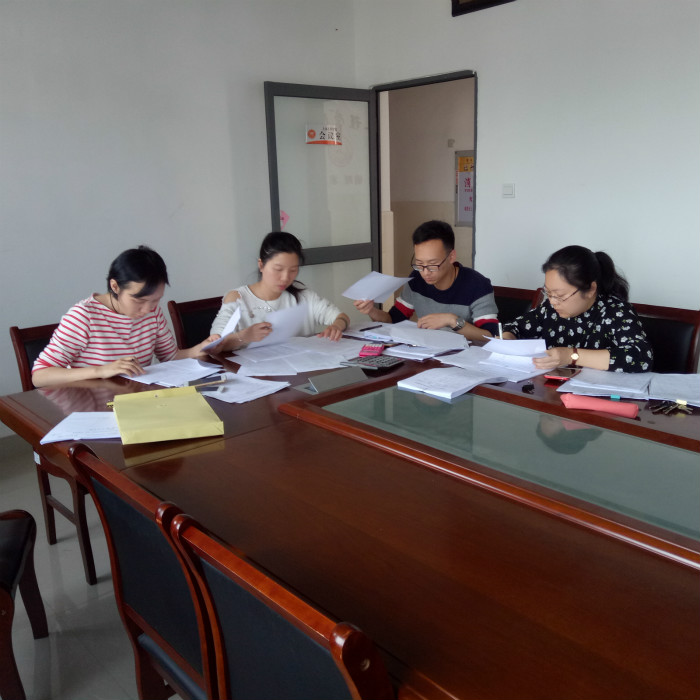 (骨干教师们研究和探讨评估指标)0403投稿照片-土木工程学院-【聚焦合格评估】土木工程学院持续深入推进本科教学合格评估工作5.jpg
